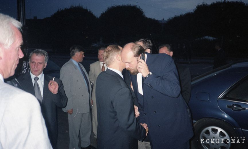 Якунин (в центре), Ковальчуки (слева) и Путин на Исакиевской площади в начале 2000-х
