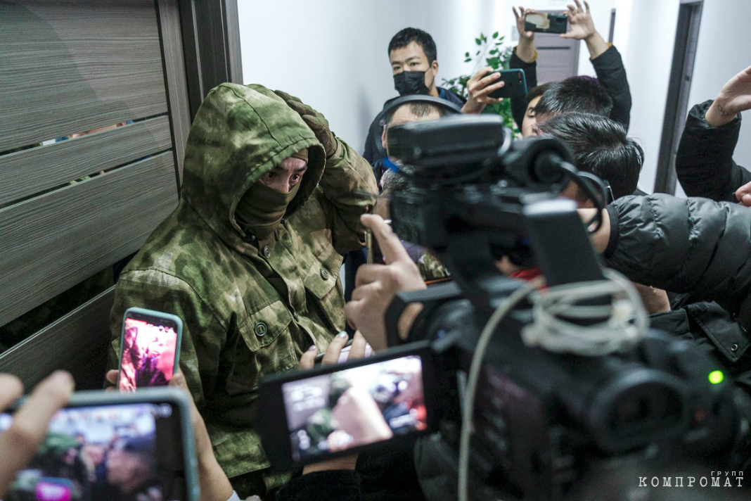 К зданию поспешили журналисты, адвокаты и сторонники Темирова, однако вход им преградил грозный мужчина в зеленой балаклаве