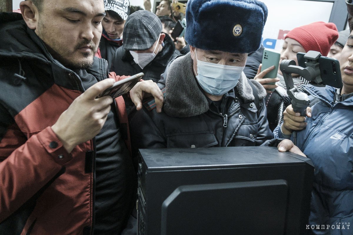Милиционер забирает компьютер из офиса Temirov LIVE