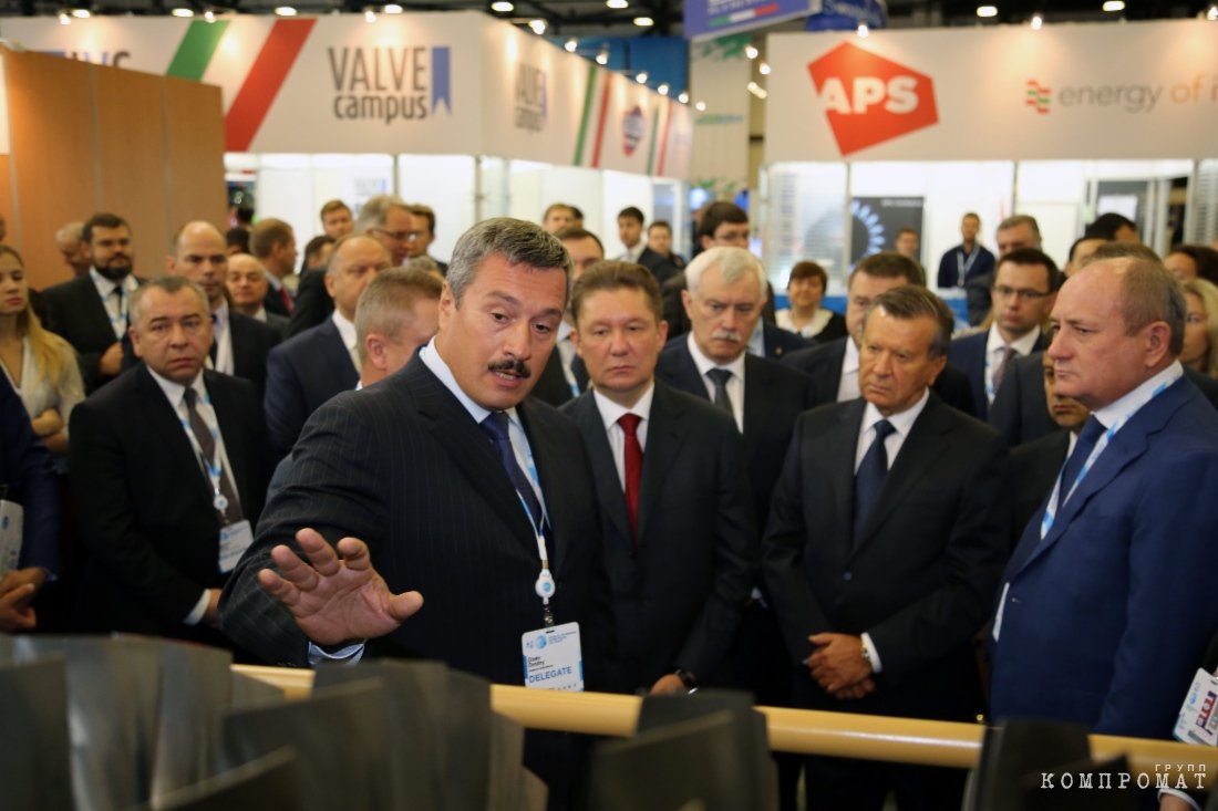 Дмитрий Доев демонстрирует председателю правления ПАО «Газпром» Алексею Миллеру газотурбинный двигатель