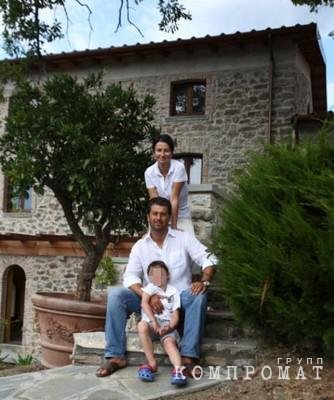 Ирина Рапопорт с семьей на фоне средиземноморского особняка