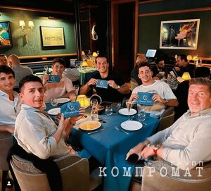 На фото в Instagram находящийся в международном розыске Выбох (справа) запечатлен в дубайском ресторане с пилотом «Формулы-1» Шарлем Леклером