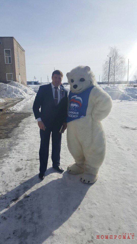 Депутат Виталий Здебский с медведем из «Единой России»