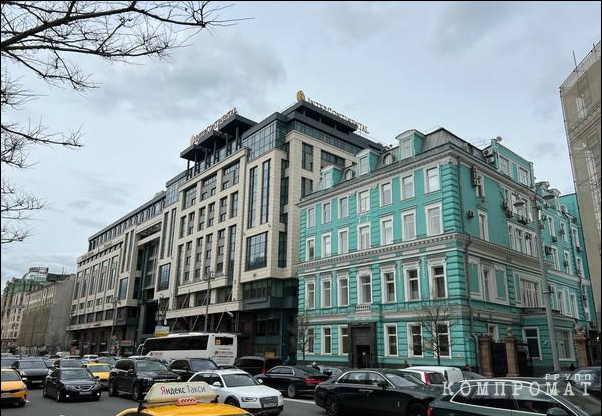 Вольное экономическое общество — четырехэтажный дом справа; слева — отель InterContinental Moscow, принадлежащий миллиардеру Михаилу Гуцериеву (подробнее о его недвижимости в первой части расследования)