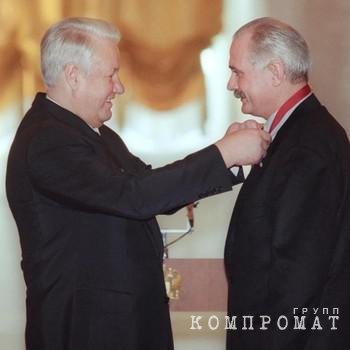 Борис Ельцин вручает государственную награду Никите Михалкову