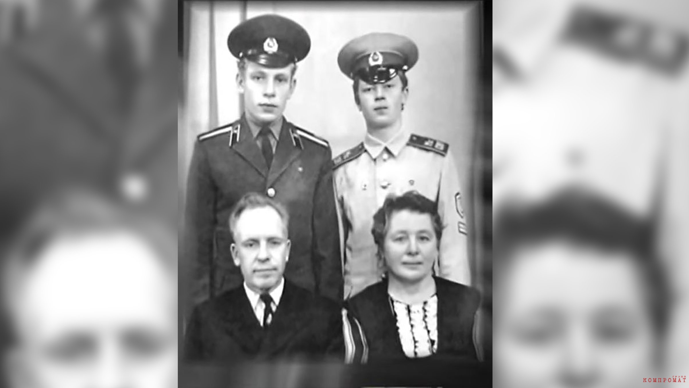 Виктор Тырышкин (слева вверху) с родителями и братом