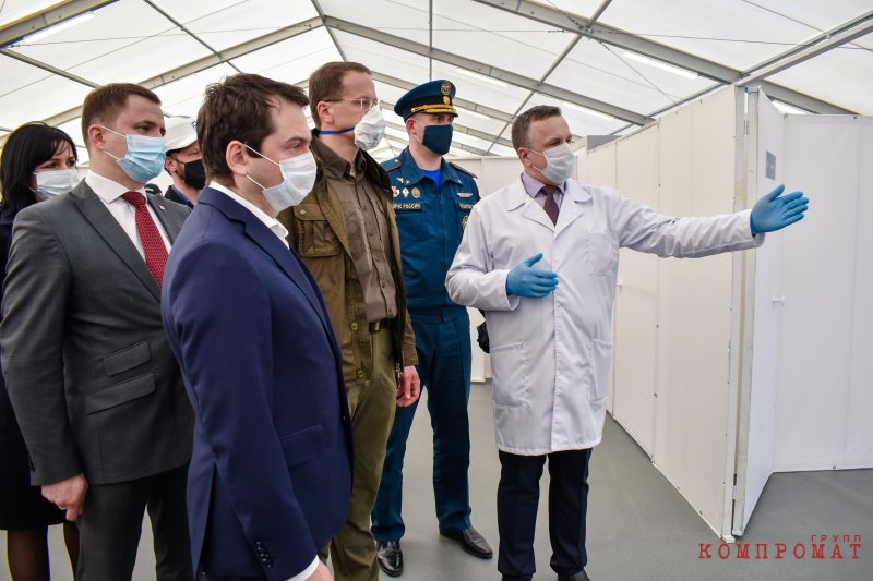 Андрей Чибис (в центре на переднем плане) и Андрей Гурович (второй справа) открывают "виниловый госпиталь" в Мурманской области