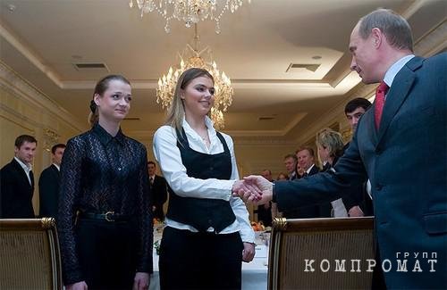 Слева направо: Светлана Хоркина, Алина Кабаева и Владимир Путин
