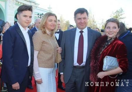 Слева направо: Никита, Елена, Андрей и Алена Голушко 2sxgapxspxgyg