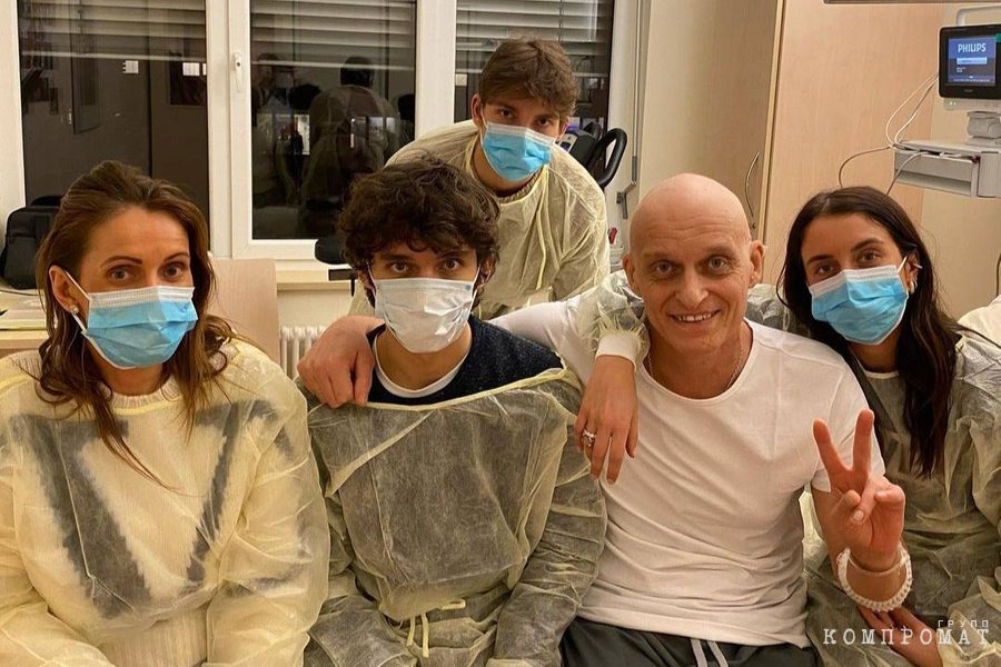 Олег Тиньков в больнице в окружении семьи