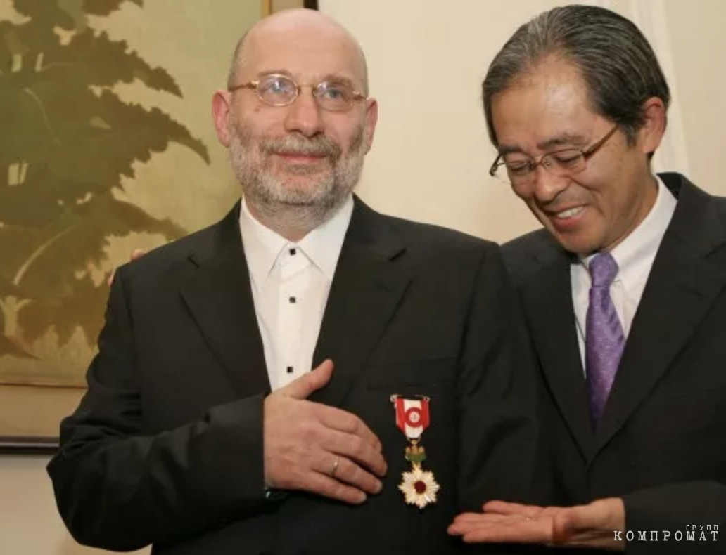 В 2009 году Бориса Акунина наградили за вклад в развитие японской культуры орденом Восходящего солнца (Кёкудзицусё)