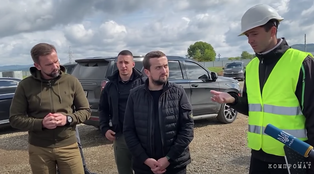 Кирилл Тимошенко со своей командой даёт интервью на фоне присвоенного автомобиля 50 Chevrolet Tahoe.