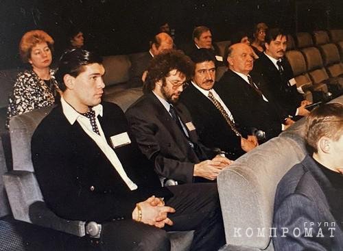 В среднем ряду слева направо: Владимир Кулибаба, Марк Горячев, Константин Яковлев (Костя Могила)