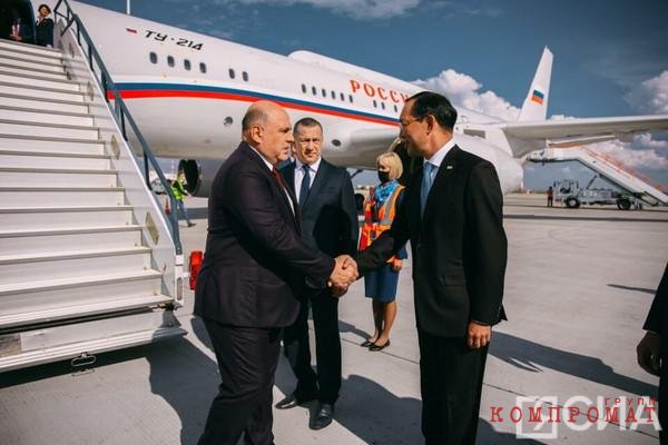 Мишустин выходит из ТУ-214, приземлившись 15 августа 2022 года в Якутске. Мы выяснили, что бортовой номер этого самолета RA-64522 и он регулярно перевозит премьера