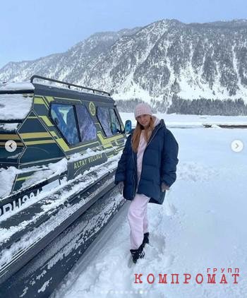 Татьяна Навка катается на аэролодке по замерзшему Телецкому озеру во время отдыха в Altay Village Teletskoe