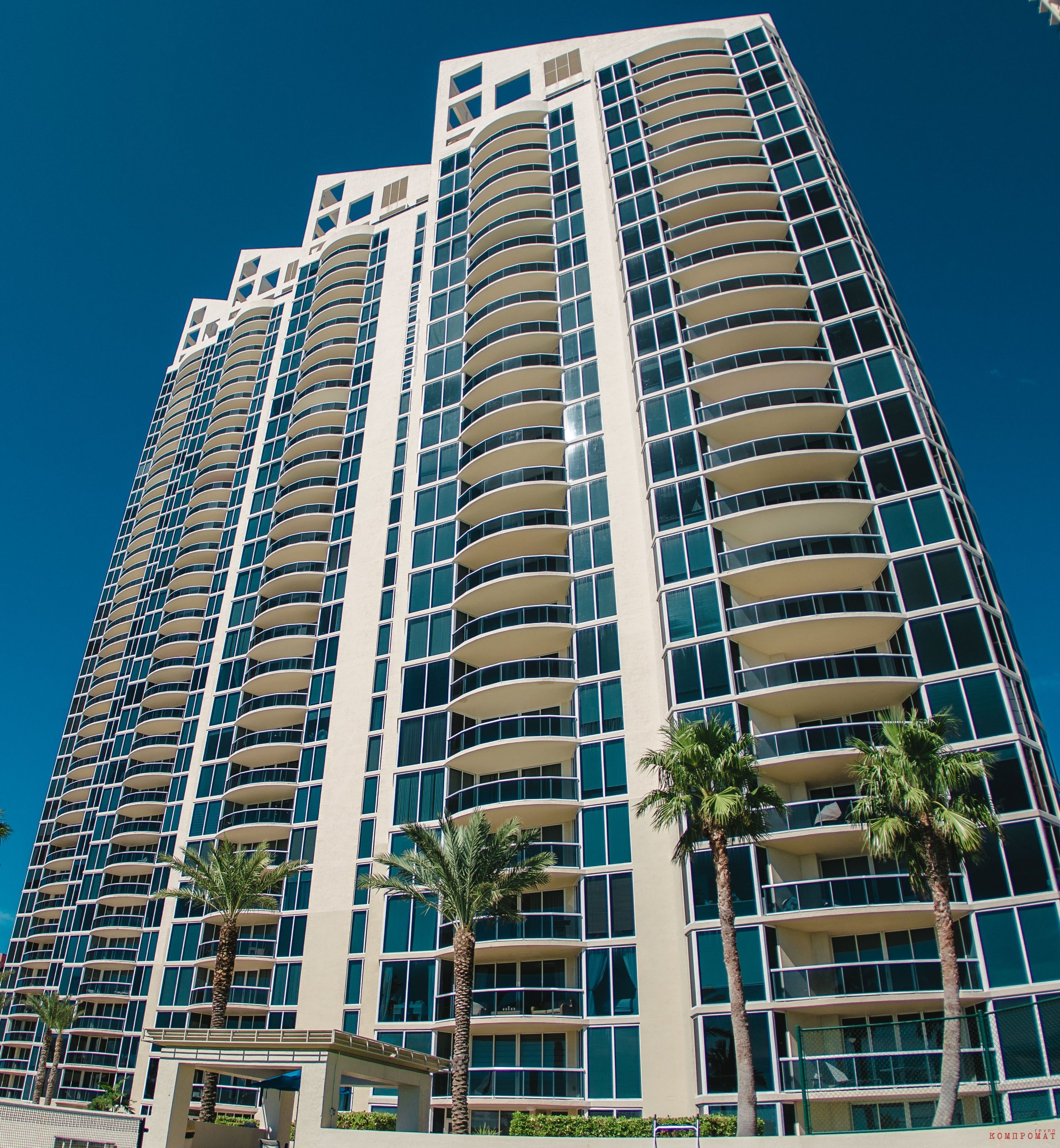 The Pinnacle Condominium Association расположен прямо на берегу океана