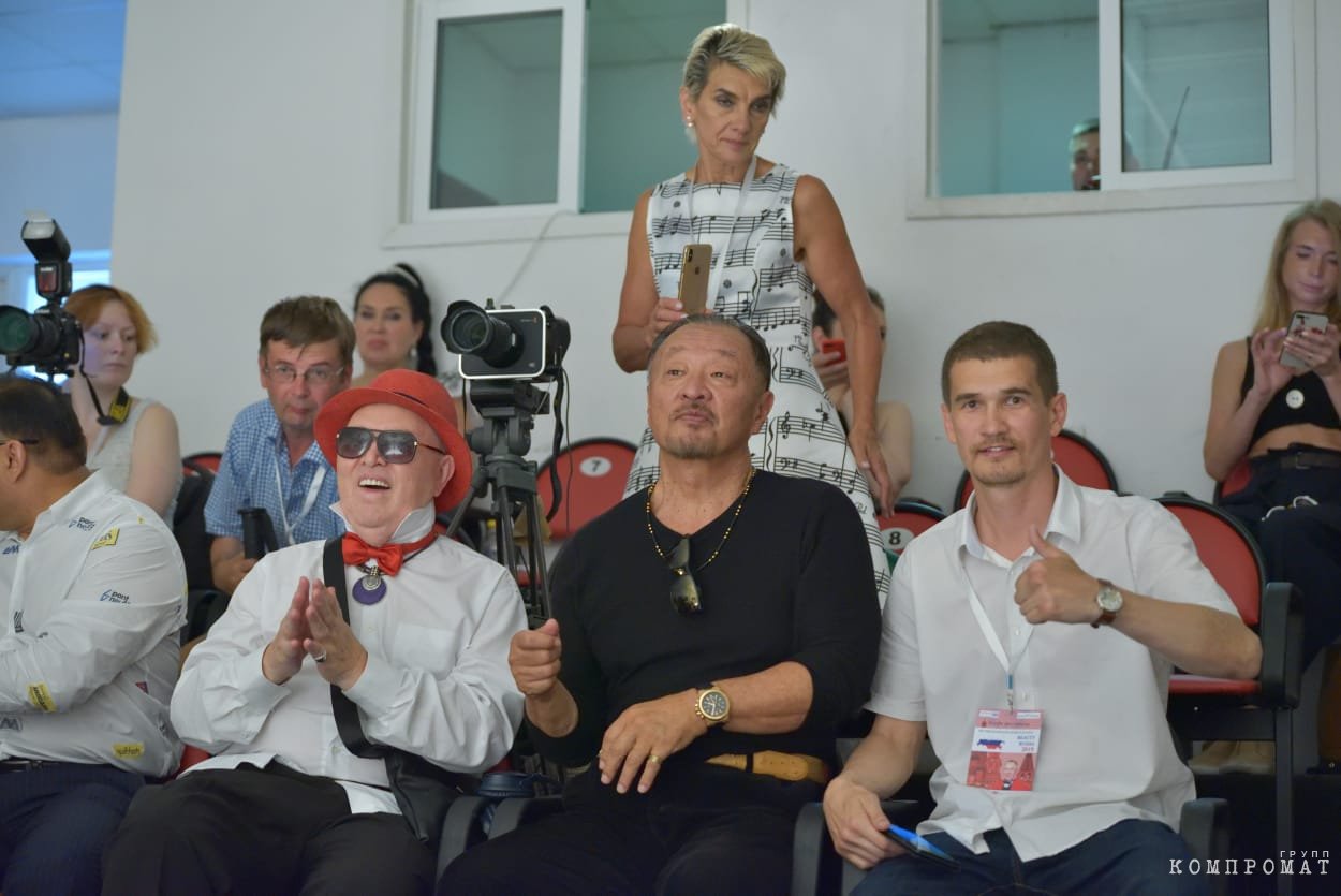 Алмаз Хусаинов (справа) развлекает 70-летнего Кэри Тагаву и 83-летнего Вячеслава Зайцева