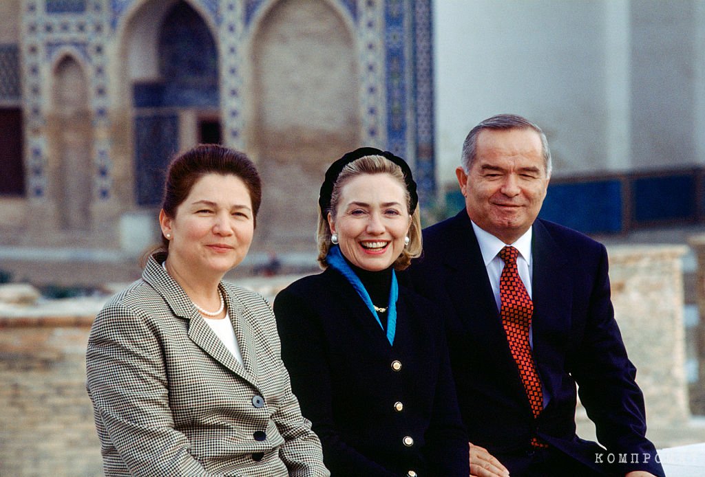 Ислам Каримов (справа) с женой Татьяной Каримовой (слева) и Хиллари Клинтон (в центре) Самарканд, Узбекистан, 14 ноября 1997 года