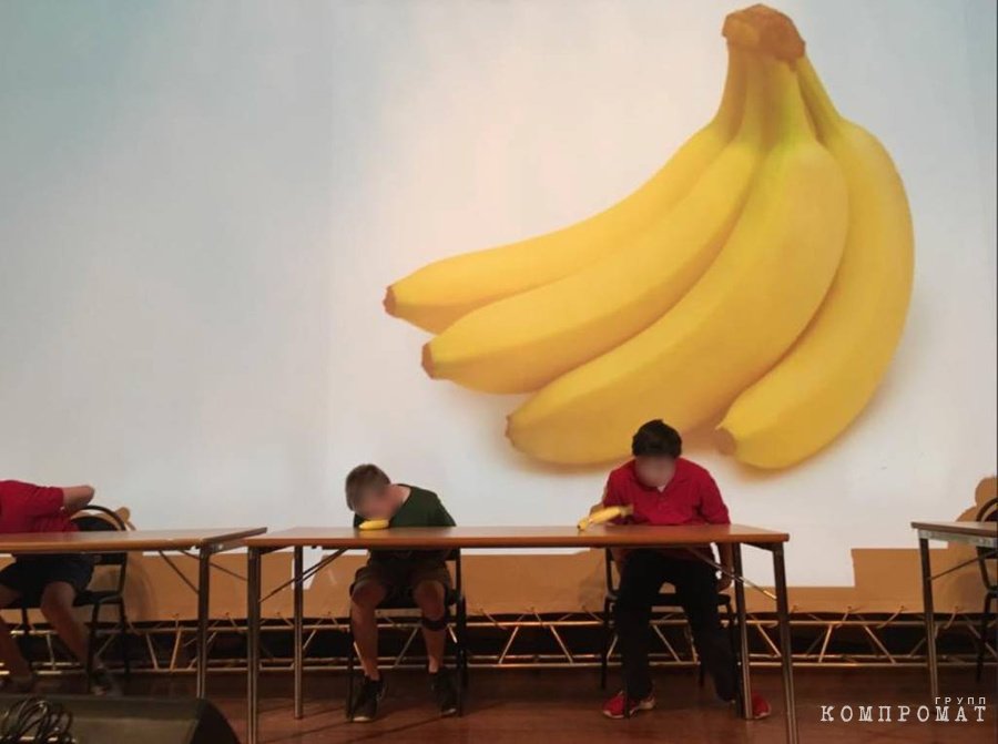 Мальчишки из ААШ играли в игру "съешь банан" со связанными руками