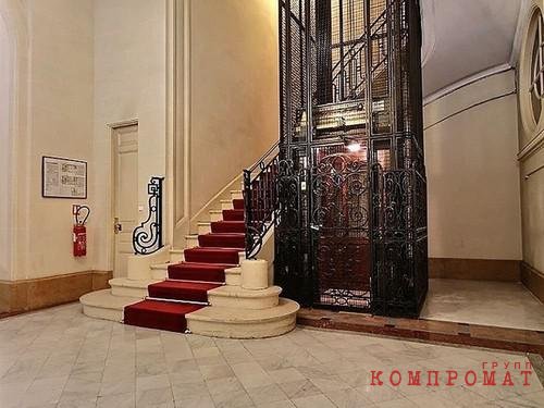 Лифт в парижском доме Бориса Акунина