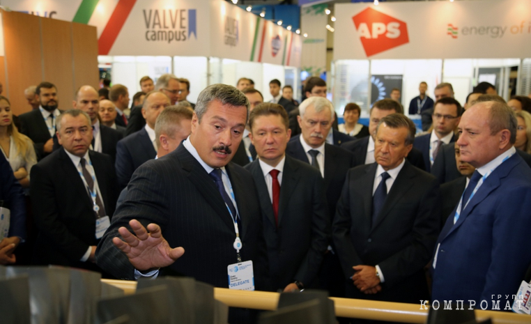 Дмитрий Доев демонстрирует газотурбинный двигатель председателю правления ПАО «Газпром»