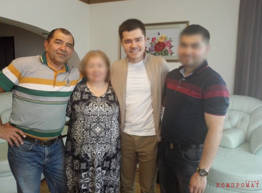 Аяз Шабутдинов с отцом, матерью и братом