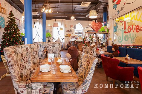 Салаты в кафе "АндерСон" стоят около 700 рублей, десерты порядка 500 рублей