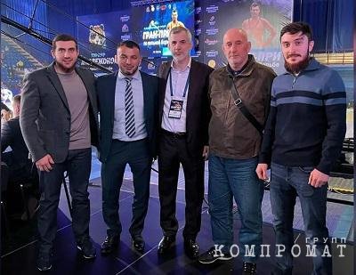 Ахмад Абуев (крайний слева), Алим Селимов (второй слева)