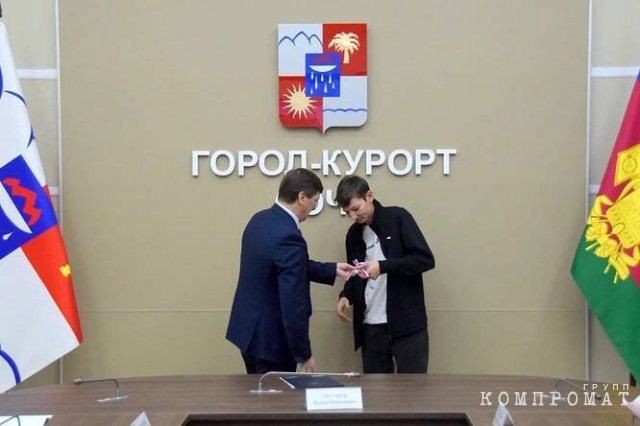 Alexey Kopaygorodsky handing over the keys