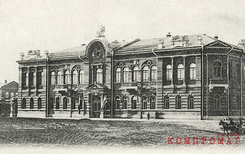 Томский окружной суд построен в 1897 году. Был судом первой инстанции. В 1902 году при нём учредили бюро присяжных поверенных, в 1909 году – суд присяжных заседателей. Он имел всесословный характер, рассматривал уголовные и гражданские дела.