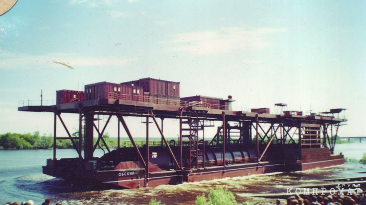 Историческое фото спуска на воду комплексной плавучей базы обеспечения бурения «Обский-1» из архива «Тюменского судостроительного завода»