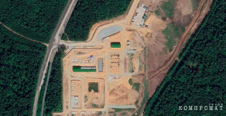 Промплощадка «Медно-рудной компании» расположена у дороги между поселками Левиха и Карпушиха