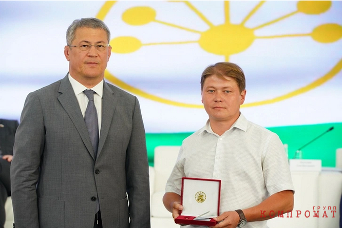 Глава Башкирии Радий Хабиров присваивает Иреку Харисьянову почетное звание