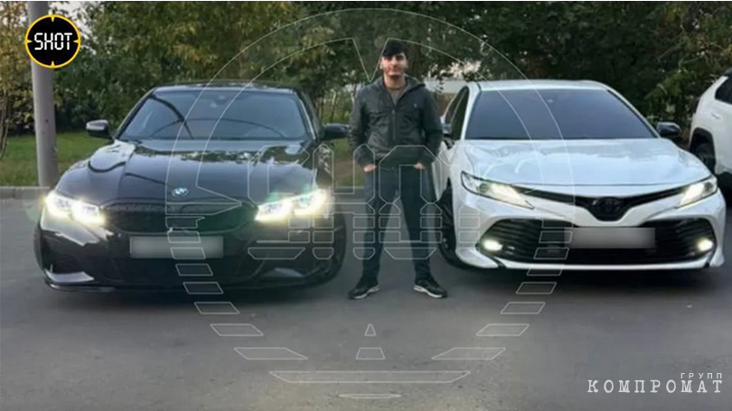Шахин Аббасов на фоне семейных авто "Камри" и BMW