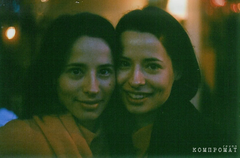 Дочери Владимира Сорокина в 2012 году — сёстры-близнецы Мария (слева) и Анна. Им здесь по 32 года. В последнее время фотографии девушек стали исчезать из публичного доступа