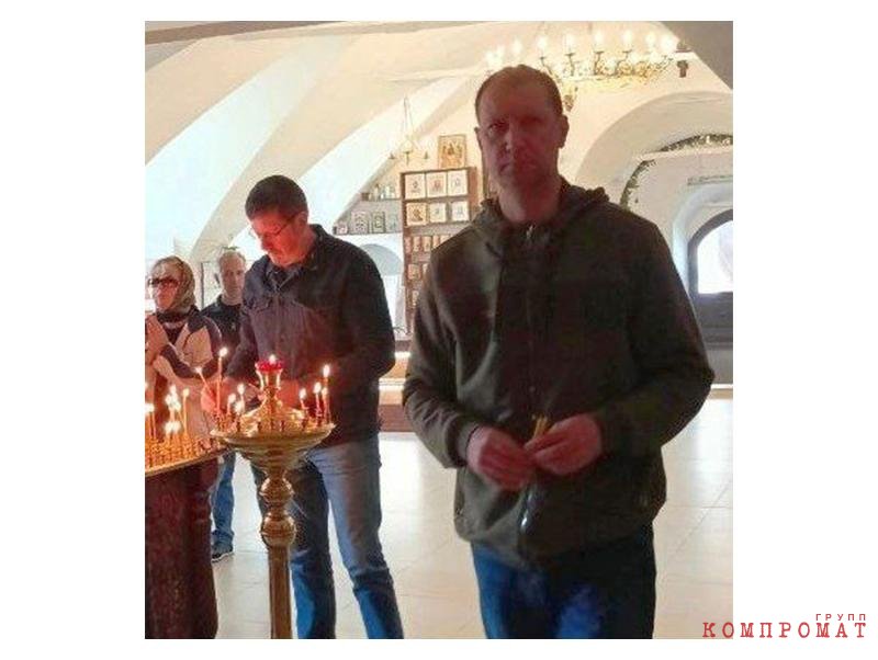 Alexey Panko, head of the Urikovsky MO Andrey Poberezhny and Evgeny Kuznetsov pray for their sins